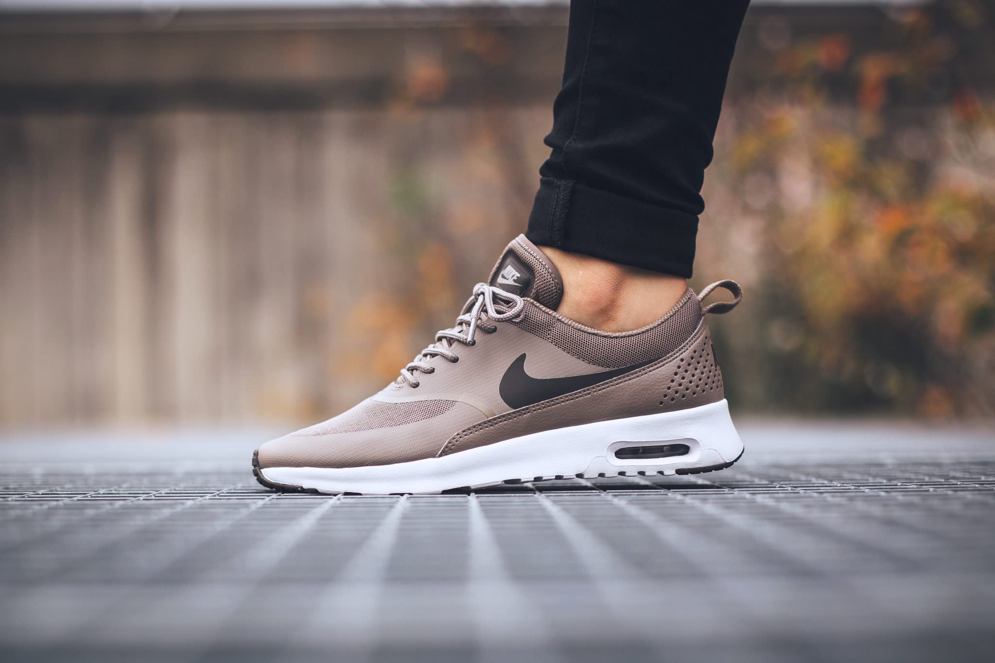 air max thea femme noir et blanche